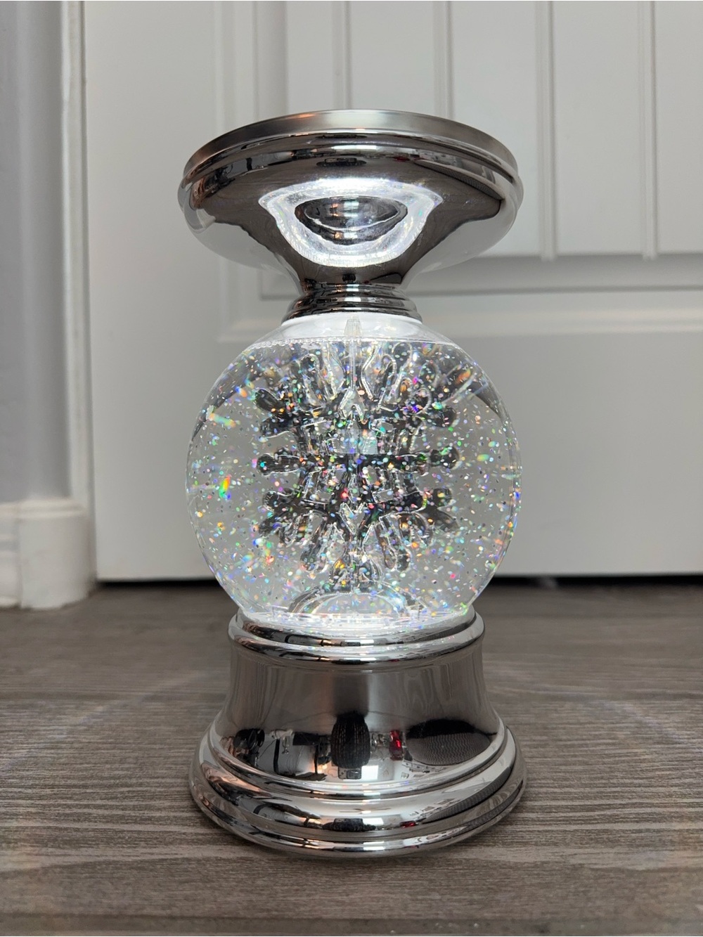 Bath & Body Works Light-Up Snowflake Music Water Globe 3-Wick Candle Holder